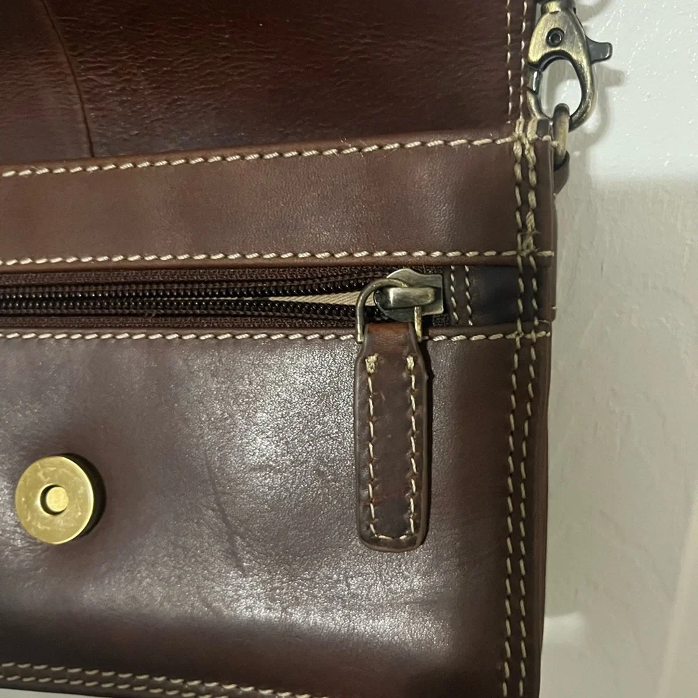 Elegant Rugged Earth Medium Brown Leather Crossbody Bag Adjustable Strap